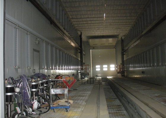 大きい塗るブースを持ち上げている3D人が付いている列車のペンキ装置